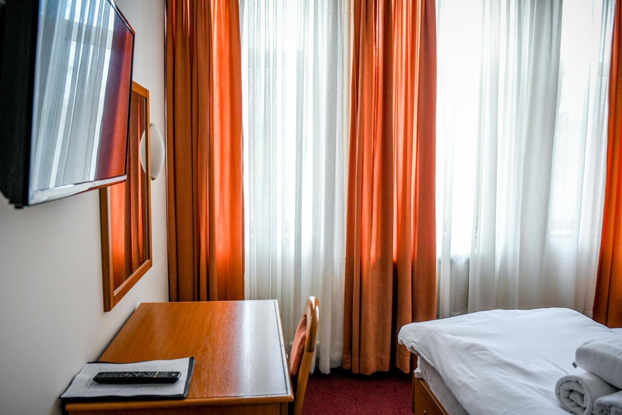 Hotel Fontana บาชกาปาลังกา ภายนอก รูปภาพ
