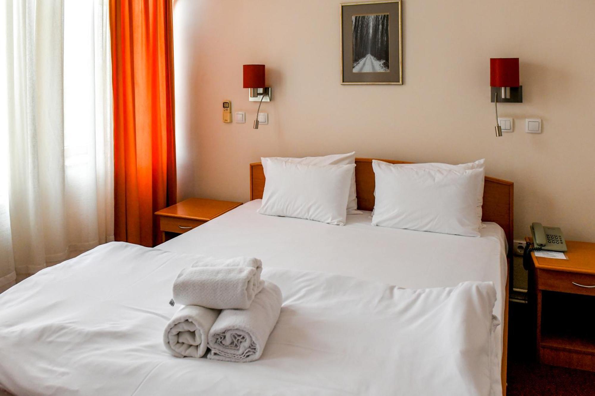 Hotel Fontana บาชกาปาลังกา ภายนอก รูปภาพ