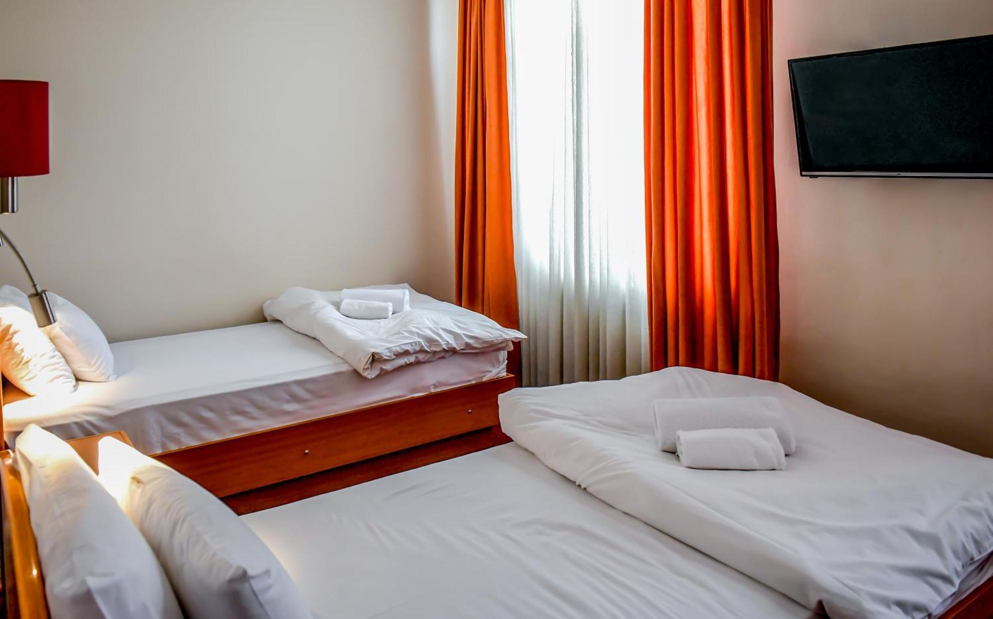 Hotel Fontana บาชกาปาลังกา ภายนอก รูปภาพ
