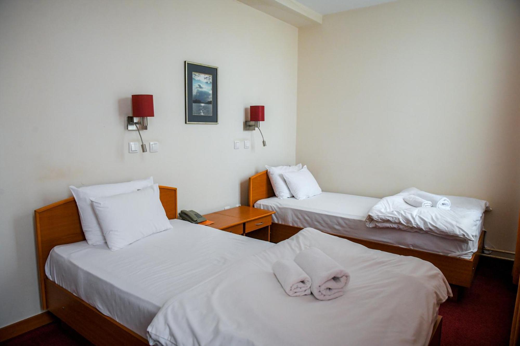 Hotel Fontana บาชกาปาลังกา ภายนอก รูปภาพ