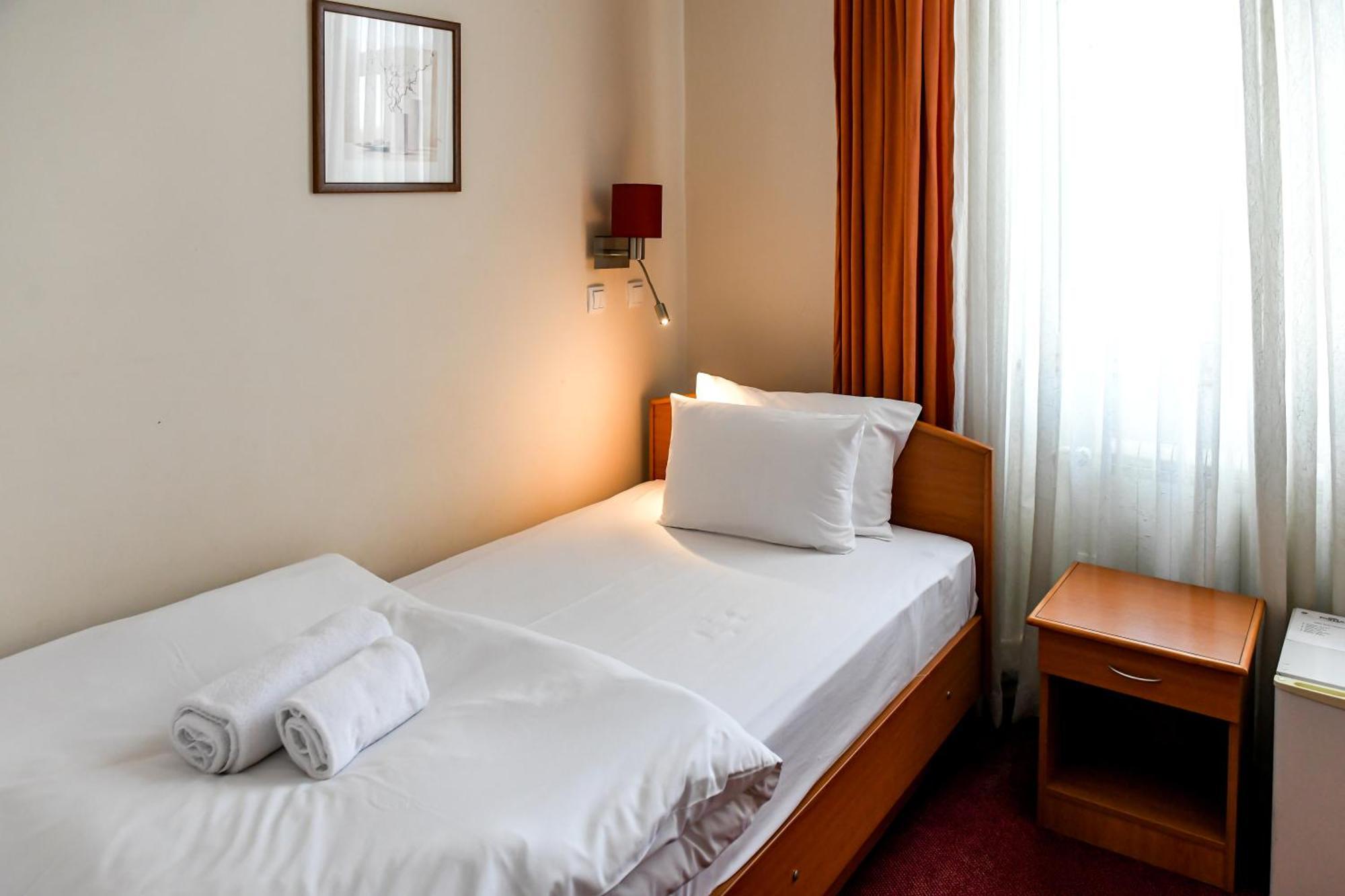 Hotel Fontana บาชกาปาลังกา ภายนอก รูปภาพ