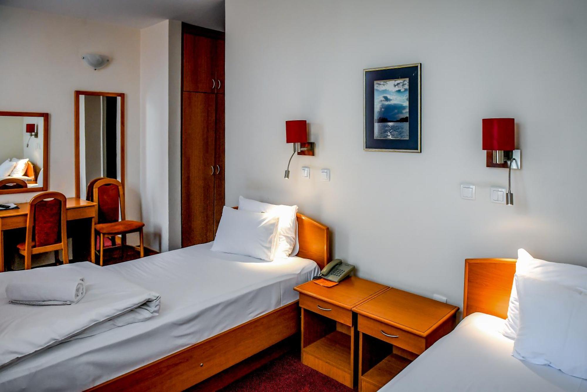 Hotel Fontana บาชกาปาลังกา ภายนอก รูปภาพ
