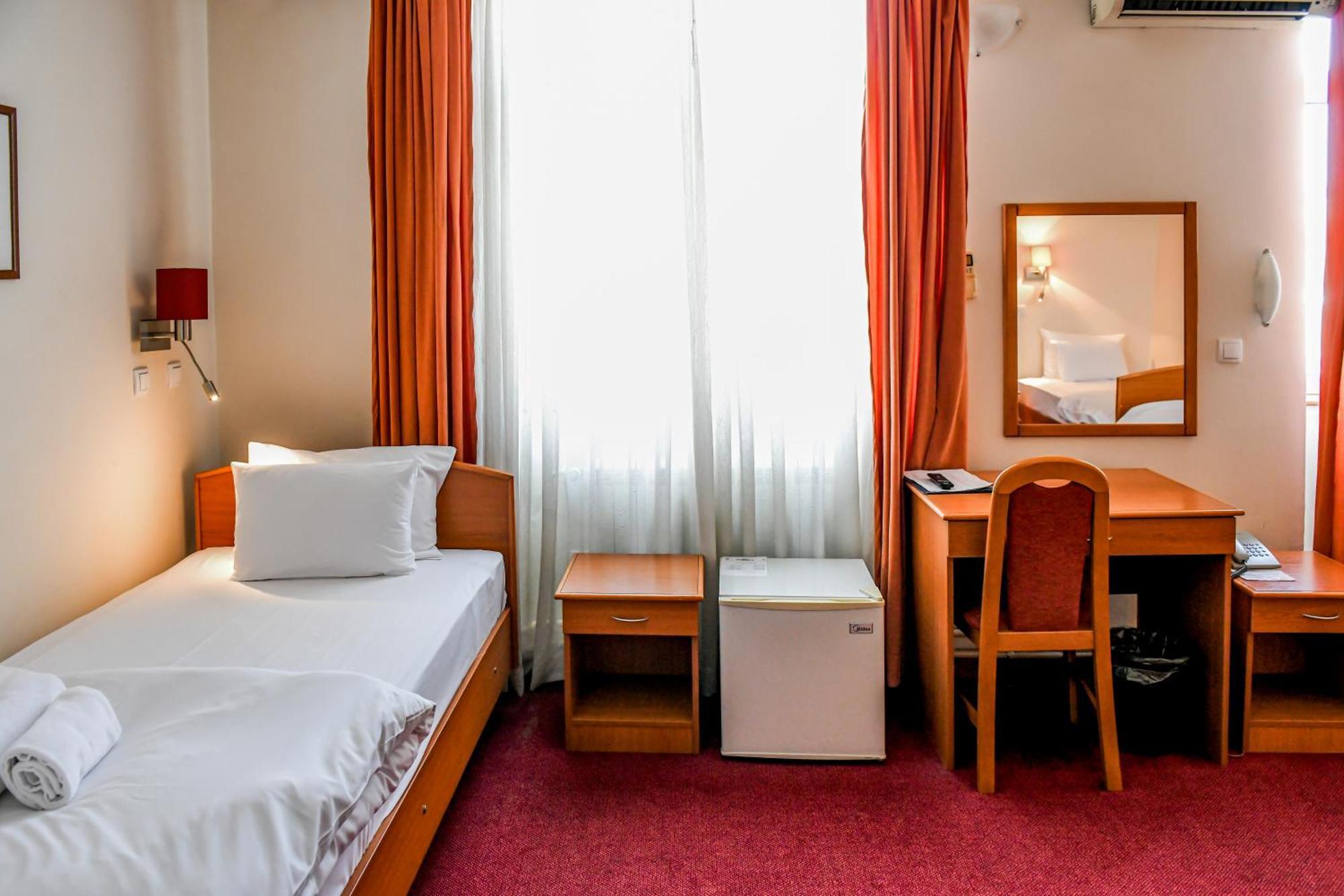 Hotel Fontana บาชกาปาลังกา ภายนอก รูปภาพ