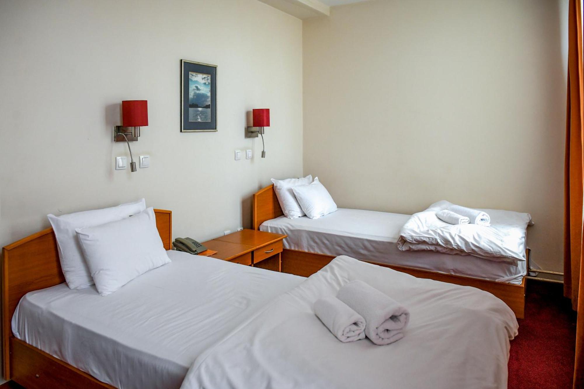 Hotel Fontana บาชกาปาลังกา ภายนอก รูปภาพ