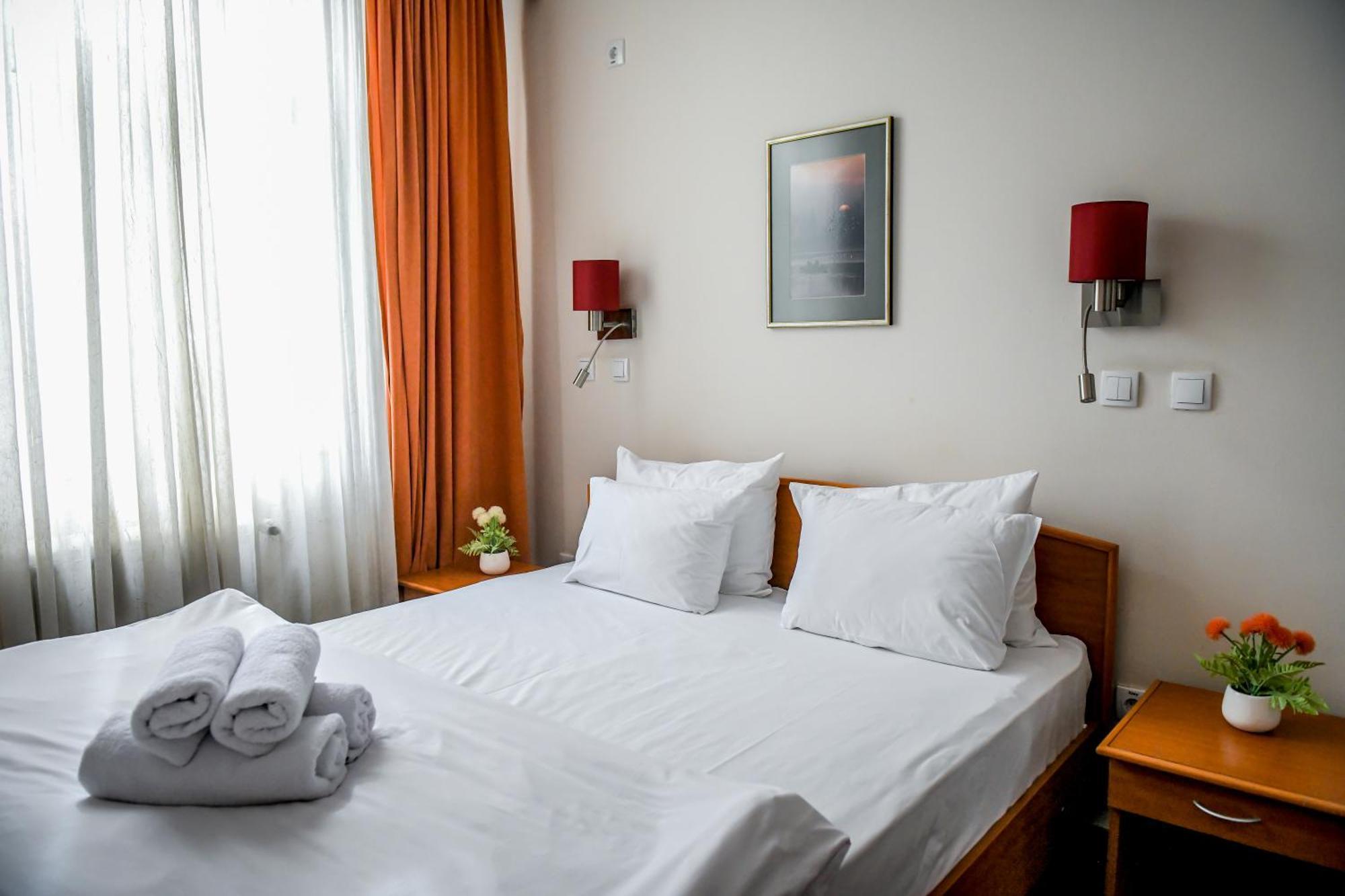 Hotel Fontana บาชกาปาลังกา ภายนอก รูปภาพ