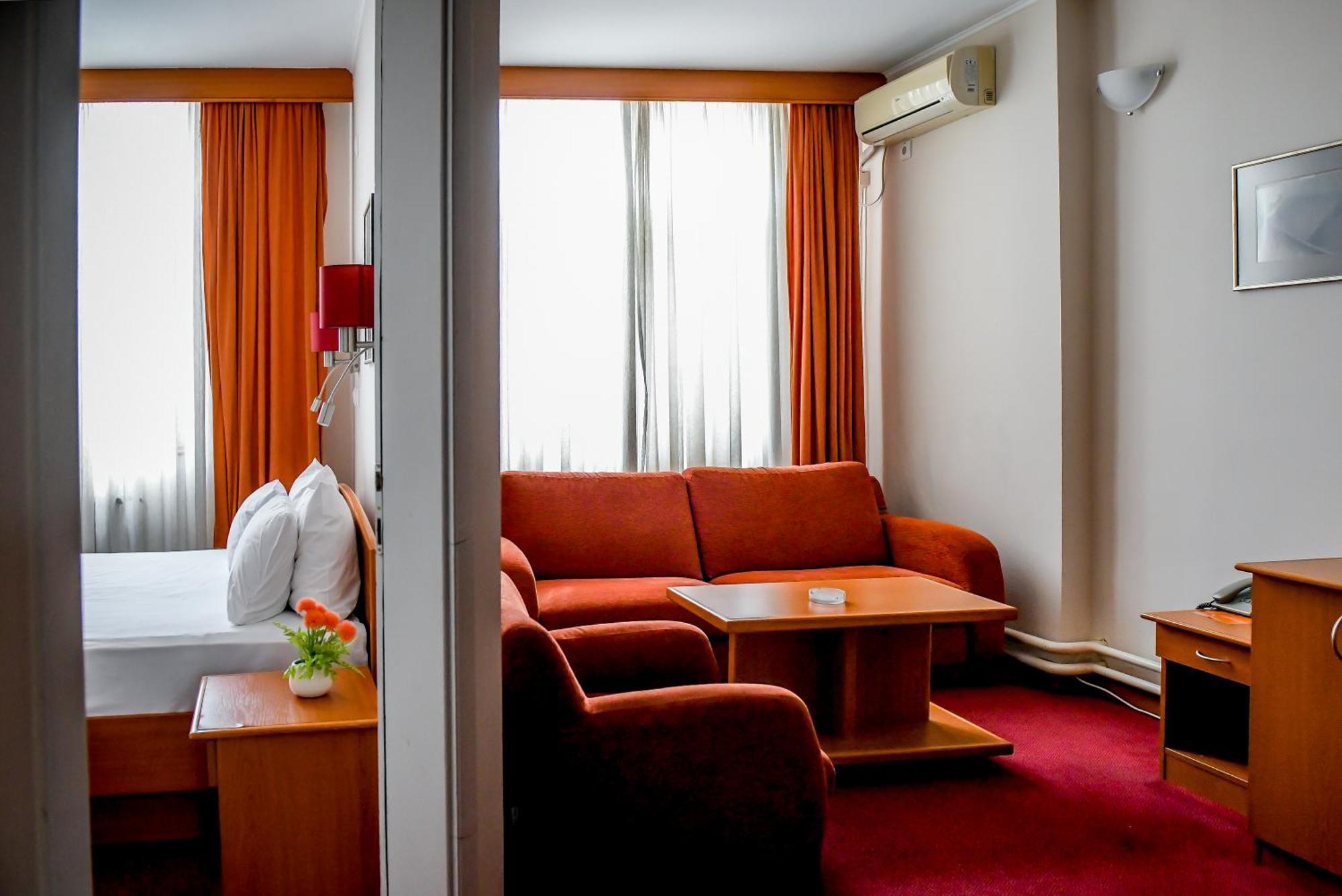 Hotel Fontana บาชกาปาลังกา ภายนอก รูปภาพ
