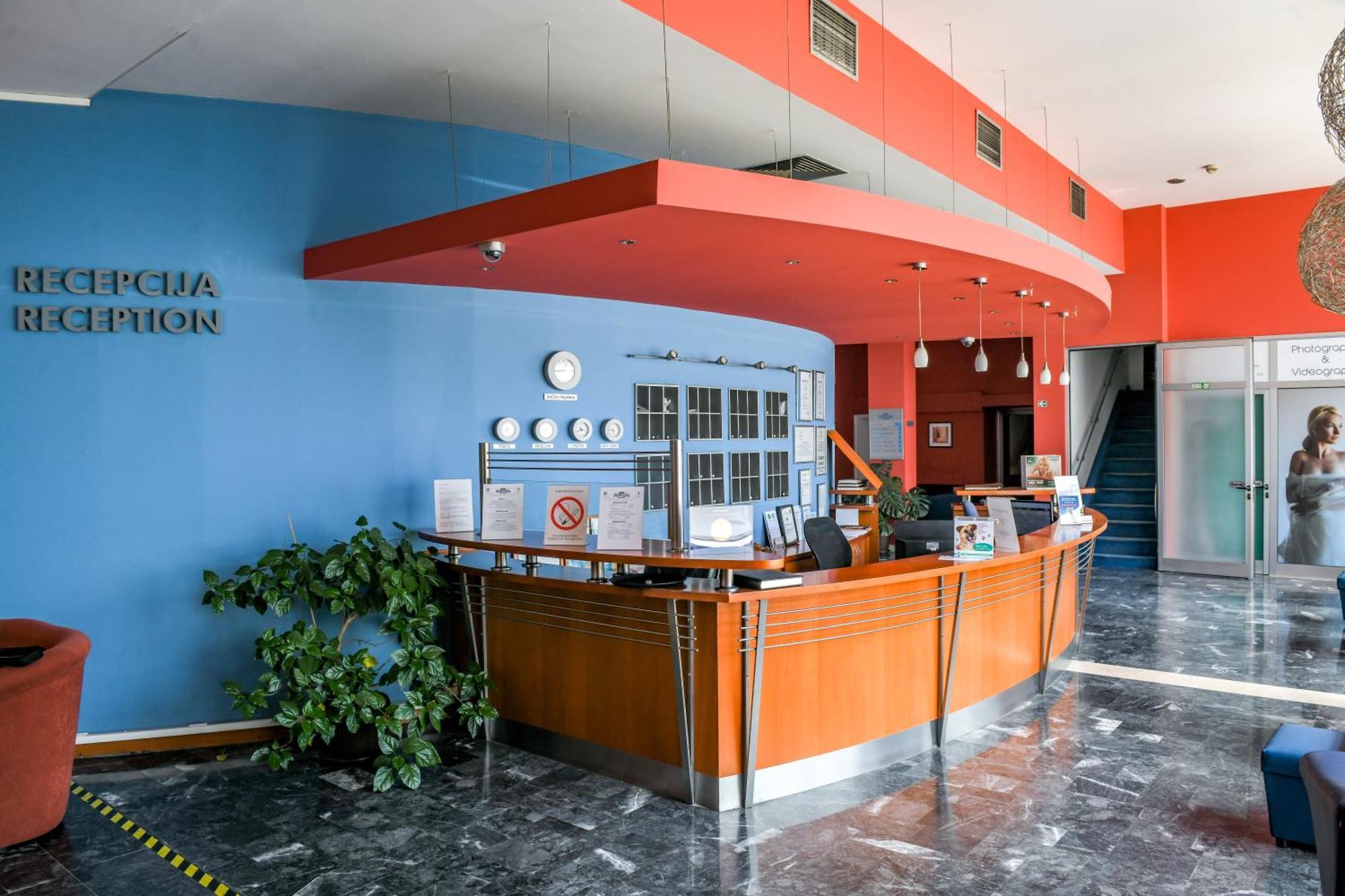 Hotel Fontana บาชกาปาลังกา ภายนอก รูปภาพ