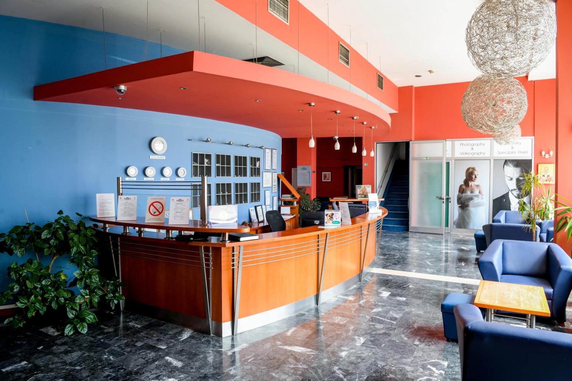 Hotel Fontana บาชกาปาลังกา ภายนอก รูปภาพ